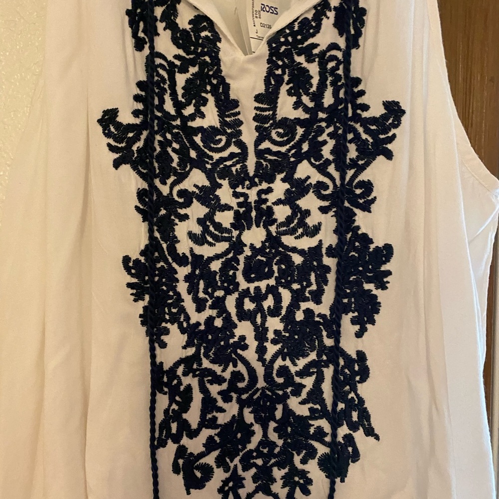 Embroidered dress. - Picture 2 of 5